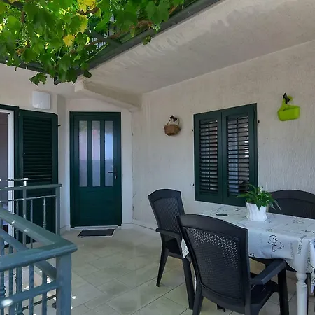 Luce I Jure Apartment Makarska